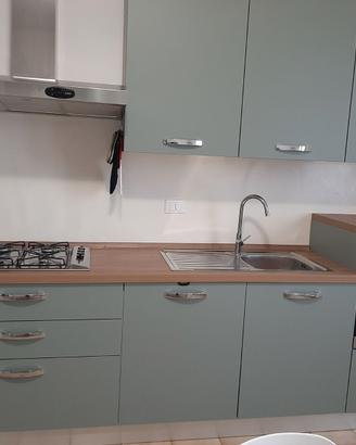 Cucina con elettrodomestici