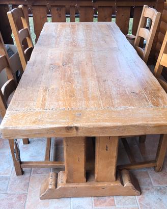 Tavolo in legno massiccio