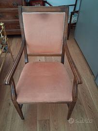 Poltroncina da salotto in legno e velluto.