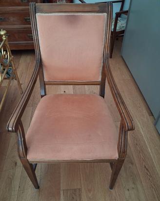 Poltroncina da salotto in legno e velluto.