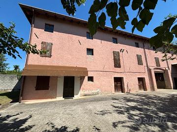 Ampio fabbricato rurale da recuperare con terreni