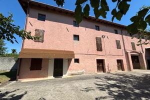 Ampio fabbricato rurale da recuperare con terreni
