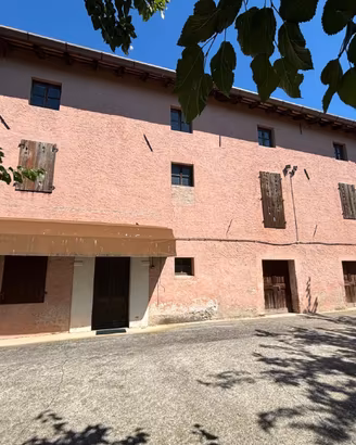 Ampio fabbricato rurale da recuperare con terreni
