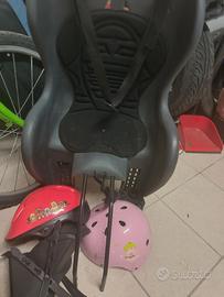 seggiolino bambino per bici e due caschi