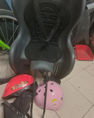 seggiolino bambino per bici e due caschi