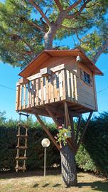 casetta in legno su albero