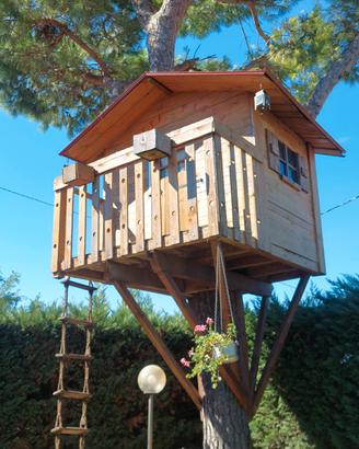 casetta in legno su albero