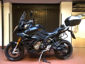 Moto BMW S1000XR triple black