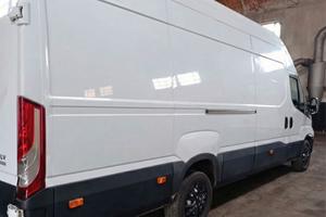 3 Furgoni Passo Lungo – Iveco Daily Mercedes-Benz