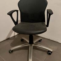 Sedia da ufficio con braccioli e rotelle