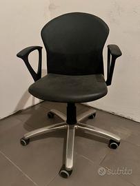 Sedia da ufficio con braccioli e rotelle