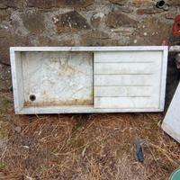 Trogolo/lavandino antico in marmo bianco