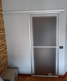 porta scorrevole in alluminio e vetro