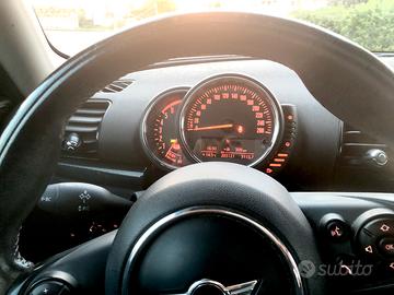 Automobile mini clubman