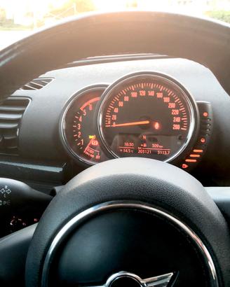 Automobile mini clubman