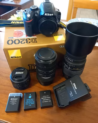Nikon D3200 + accessori e obiettivi