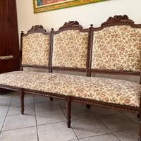 Divanetto e sedie in stile artigianali