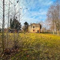 Rustico da demolire su lotto di 2000 mq