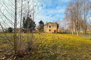 Rustico da demolire su lotto di 2000 mq