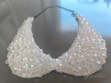 Collana colletto con perle bianche. 
