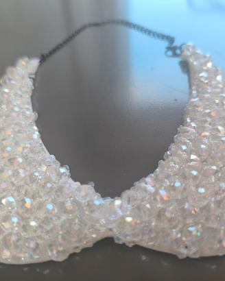 Collana colletto con perle bianche. 