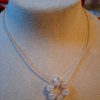 Collana con ciondolo in perle