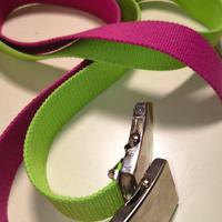 Cintura in tessuto con un design bicolore vivace