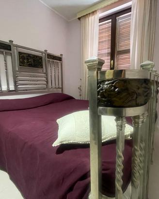 Antico letto matrimoniale