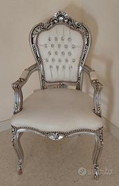 sedia con braccioli stile barocco.