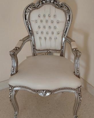 sedia con braccioli stile barocco.