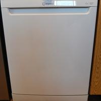  Lavastoviglie Indesit  libera istallazione.