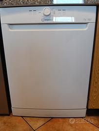  Lavastoviglie Indesit  libera istallazione.