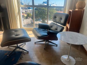 Poltrona Eames completa di poggiapiedi