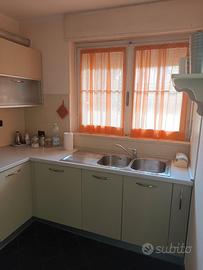 Cucina angolare completa con elettrodomestici