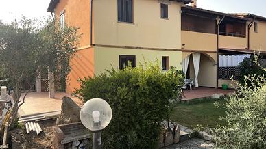 San Teodoro appartamento con giardino