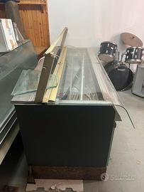 Vetrina gelati dismessa