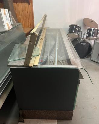 Vetrina gelati dismessa