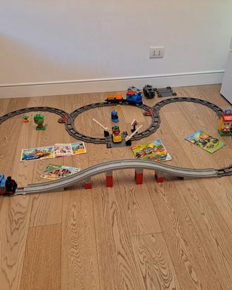Treno elettrico + merci  con stazione  lego duplo