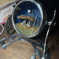 Presepe all'interno di un faro di una Moto guzzi