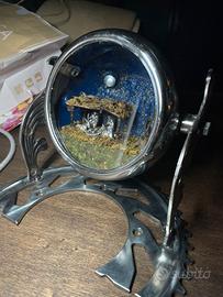 Presepe all'interno di un faro di una Moto guzzi