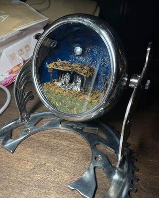 Presepe all'interno di un faro di una Moto guzzi