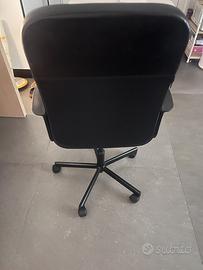 Sedia da ufficio girevole RENBERGET – Nera