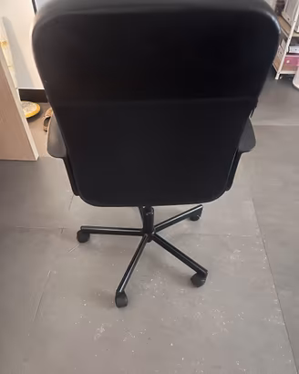 Sedia da ufficio girevole RENBERGET – Nera