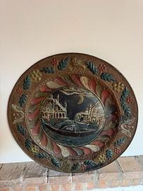 Grande piatto in rame sbalzato