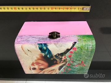 Cofanetto in legno con disegno sul coperchio