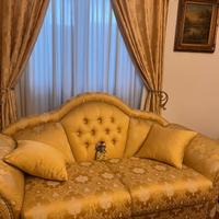Divano elegante color oro 