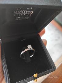 Anello da donna in oro bianco con diamante 