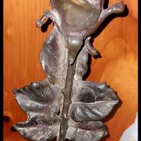 Scultura in bronzo patinato su base travertino.