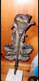 Scultura in bronzo patinato su base travertino.