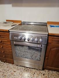 Cucina a gas con forno elettrico multifunzione